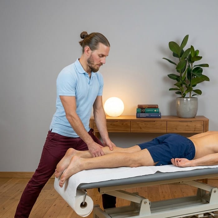 dobry-masazysta-gdansk-masaz-leczniczy-gdansk Terapeuta manualny wykonuje precyzyjną pracę powięziową na tylnej taśmie powięziowej pacjenta w gabinecie masażu w Gdańsku. Specjalistyczny masaż powięziowy i rozluźnianie mięśniowo-powięziowe na ból kręgosłupa, ból lędźwi, spięte pośladki oraz ból łydki – masaż tkanek głębokich Gdańsk.